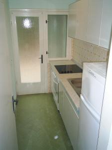 La cuisine est équipée d'un réfrigérateur blanc et d'un lave-vaisselle. dans l'établissement Apartments by the sea Prizba, Korcula - 16900, à Prižba