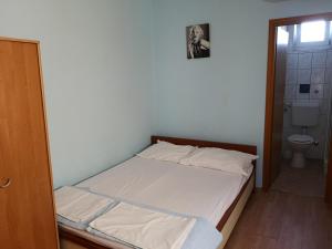 Posteľ alebo postele v izbe v ubytovaní Apartments with parking spaces Lopar, Rab - 16680