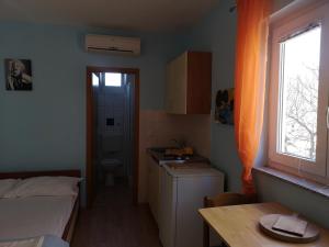 Posteľ alebo postele v izbe v ubytovaní Apartments with parking spaces Lopar, Rab - 16680