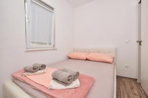 Postel nebo postele na pokoji v ubytování Apartments with parking spaces Igrane, Makarska - 16878