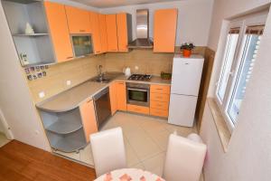 Kuchyň nebo kuchyňský kout v ubytování Apartments with parking spaces Igrane, Makarska - 16878