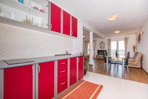 Kuchyň nebo kuchyňský kout v ubytování Apartments with parking spaces Igrane, Makarska - 16878
