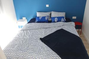 1 dormitorio con 1 cama con paredes azules y azul en Apartments by the sea Sveti Filip i Jakov, Biograd - 16966, en Sveti Filip i Jakov