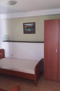 ein kleines Schlafzimmer mit einem Bett und einem Schrank in der Unterkunft Apartments with WiFi Olib - 16674 in Olib