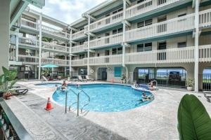 an image of a pool at a hotel at Newly Upgraded 1BR Unit Near Beach max of 5 Guests in Kailua-Kona