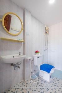 y baño con lavabo, aseo y espejo. en Mukanda Residence, en Ao Nang Beach