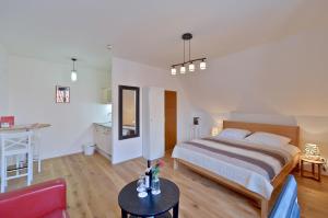 プラハにあるオールド タウン ブティック アパートメンツの部屋にベッドとテーブルがある寝室