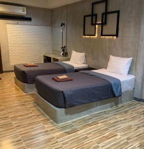 two beds in a room with two beds sidx sidx sidx at The Loft @Chiangrai in Ban Du