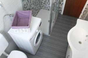 Koupelna v ubytování Apartments with parking spaces Sveti Filip i Jakov, Biograd - 16708