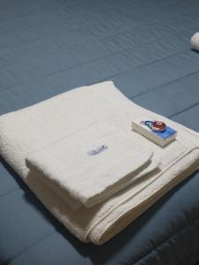 a stack of white towels sitting on top of a bed at Las Casitas y Los Duplex de Chacras de Coria in Chacras de Coria