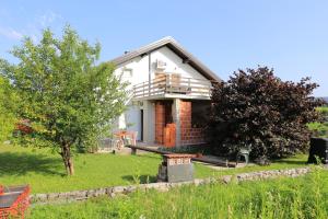 una casa en una colina con árboles delante de ella en Apartments with parking space Slunj, Plitvice - 16905, en Slunj