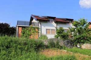 una casa blanca con una valla delante en Apartments with parking space Slunj, Plitvice - 16905, en Slunj 9 fotos más