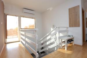 escalera blanca en una habitación con escritorio en Apartments with parking space Slunj, Plitvice - 16905, en Slunj