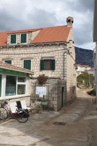 ein Steingebäude mit einem Fahrrad davor in der Unterkunft Apartments by the sea Orebic, Peljesac - 16883 in Orebić