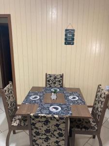 a table with two chairs and a tablecloth on it at Apartamento Cambara com churrasqueira e uma ampla sacada in Cambara do Sul