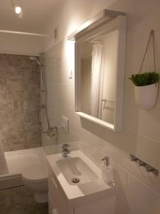 Kúpeľňa v ubytovaní Double Room Njivice 17010a