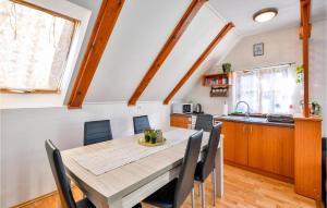 Кухня или мини-кухня в Cozy Home In Vrhi Vinagorski

