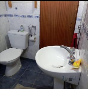 een badkamer met een wit toilet en een wastafel bij CABAÑA LOS MORROS in Ushuaia