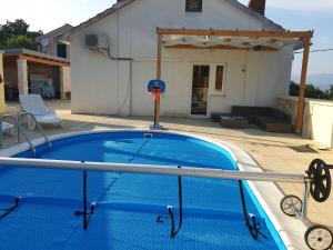 Fotografia z galérie ubytovania Family friendly apartments with a swimming pool Risika, Krk - 16841 vo Vrbniku