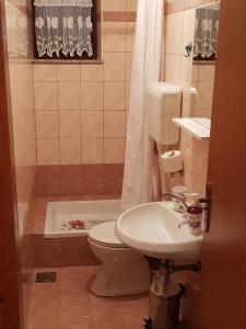 Fotografia z galérie ubytovania Family friendly apartments with a swimming pool Risika, Krk - 16841 vo Vrbniku