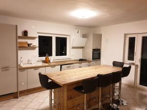 Fotografia z galérie ubytovania Family friendly apartments with a swimming pool Risika, Krk - 16841 vo Vrbniku