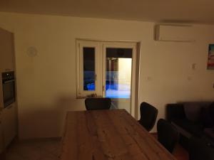 Fotografia z galérie ubytovania Family friendly apartments with a swimming pool Risika, Krk - 16841 vo Vrbniku