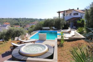 Fotografie z fotogalerie ubytování Family friendly apartments with a swimming pool Okrug Gornji, Ciovo - 16608 v Trogiru