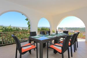 Fotografie z fotogalerie ubytování Family friendly apartments with a swimming pool Okrug Gornji, Ciovo - 16608 v Trogiru