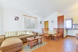 Posezení v ubytování Apartments by the sea Vir - 18572