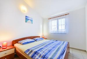 Postel nebo postele na pokoji v ubytování Apartments by the sea Vir - 18572