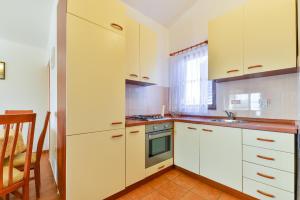 Kuchyň nebo kuchyňský kout v ubytování Apartments by the sea Vir - 18572