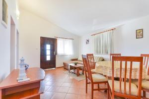 Posezení v ubytování Apartments by the sea Vir - 18572