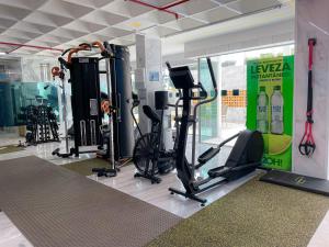 巴西利亞的住宿－Flat Lider Brasilia，健身房设有数台跑步机和有氧器材