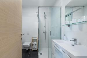 La salle de bains est pourvue d'une douche, de toilettes et d'un lavabo. dans l'établissement Apartments with a parking space Vir - 18539, à Vir