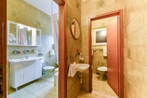 łazienka z umywalką, toaletą i lustrem w obiekcie Apartments by the sea Vir - 18590 w mieście Vir +33 zdjęcia