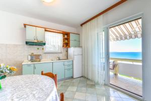 Kuchyň nebo kuchyňský kout v ubytování Apartments by the sea Vir - 18590