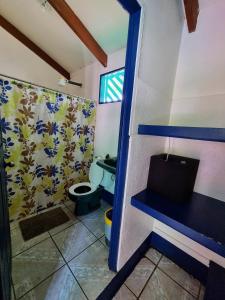 a small bathroom with a toilet and a sink at Cabinas Tortuguero Natural in Tortuguero