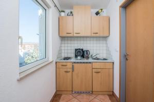 Kuchyň nebo kuchyňský kout v ubytování Apartments by the sea Vir - 18525
