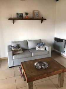 a living room with a couch and a coffee table at Casa en trevelin in Trevelin