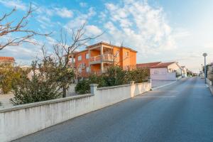 Budova, v ktorej sa apartmán nachádza + 4 fotografie