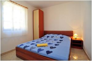 Postel nebo postele na pokoji v ubytování Family friendly apartments with a swimming pool Vir - Lozice, Vir - 18538 + 13 fotografií