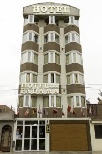 un edificio de hotel con un cartel encima en Padama, en Lima