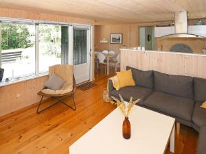 Hadsundにある6 person holiday home in Hadsund-By Traumのソファとテーブルのあるリビングルーム
