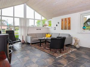 ein Wohnzimmer mit einem Sofa und einem Tisch in der Unterkunft Holiday home Grenaa XLII in Brøndstrup