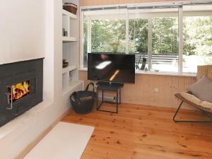 Hadsundにある6 person holiday home in Hadsund-By Traumのリビングルーム(暖炉、テレビ付)