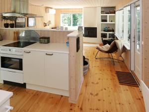 Hadsundにある6 person holiday home in Hadsund-By Traumの白いキャビネットと木製の床を備えたキッチン +43枚の写真