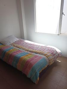 Cama o camas de una habitación en Habitación en cómodo apartamento ubicado en el centro de la ciudad