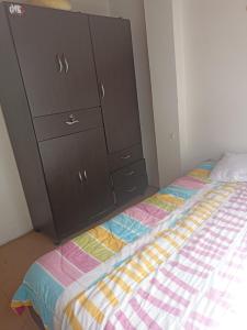 Cama o camas de una habitación en Habitación en cómodo apartamento ubicado en el centro de la ciudad