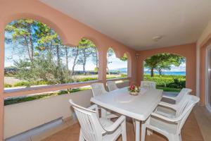 Fotografia z galérie ubytovania Apartments by the sea Vir - Lozice, Vir - 18576 vo Viry