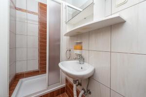Kúpeľňa v ubytovaní Apartments by the sea Vir - Lozice, Vir - 18576 + 27 fotografií